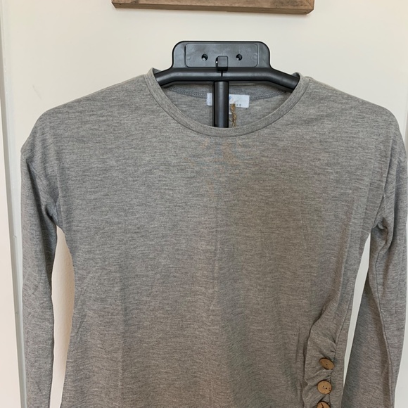 Peyton Bre Ruched with  Side Buttons Top Sizes 12 - Picture 2 of 7